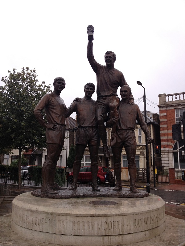 bobby moore statue